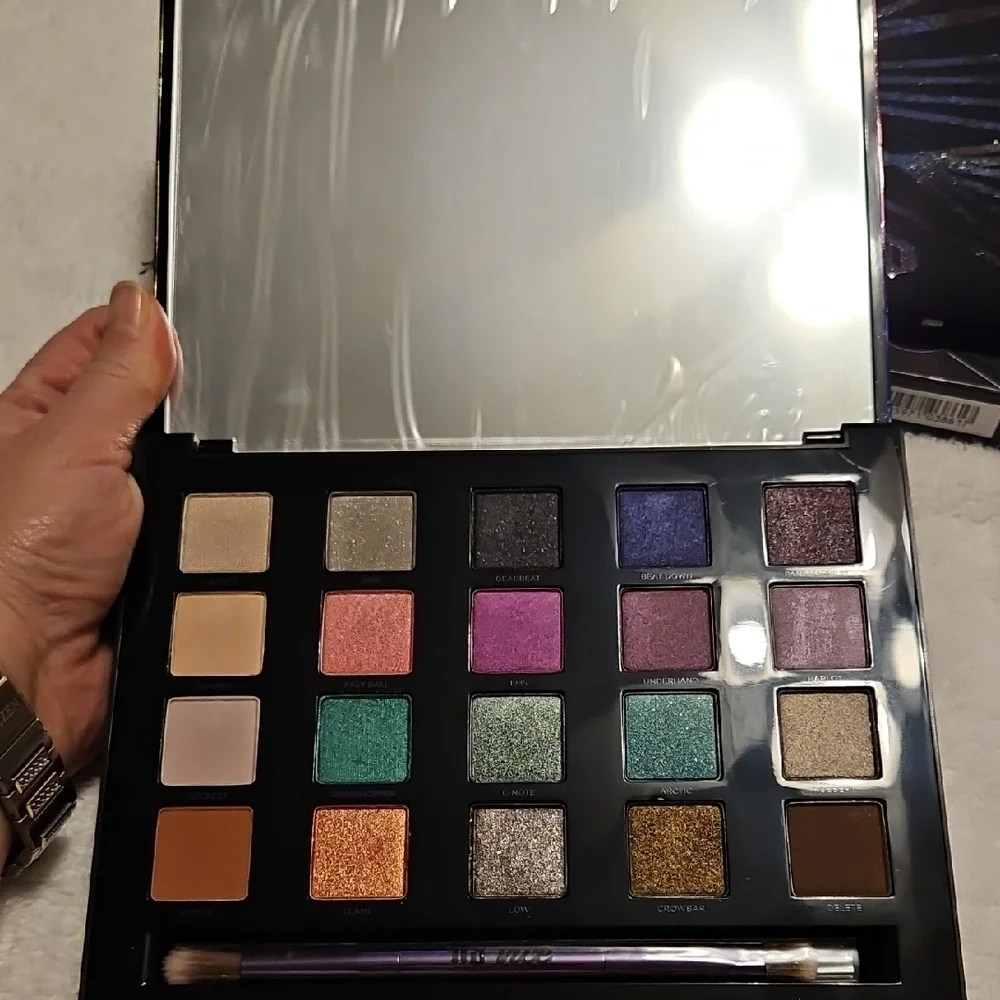 Urban Decay Vice Eyeshadow Palette - Purple and Black - Picture 8 of 9